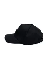 Gorra Umbro color negro con visera curva y el nombre de la marca bordado en relieve en el frente. Cuenta con una pequeña etiqueta con el logo de Umbro en el borde de la visera.