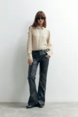 Pantalón de jean negro engomado, de corte oxford.