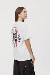 Remera de manga corta con calce oversized y cuello redondo, color gris oscuro, con pequeño gráfico de rayos naranjas en el frente.
