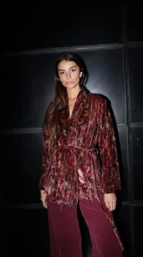 Chaqueta tipo kimono de terciopelo estampado en tonos marrones y azules, con corte cruzado y lazo para ajustar en la cintura.