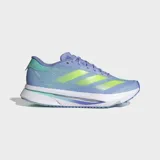 Championes de running Adidas Adizero SL 2 en color azul claro con las icónicas tres tiras en verde lima. Presentan un exterior de malla técnica transpirable, forro textil y una mediasuela con tecnología de amortiguación Lightstrike Pro para mayor retorno de energía y suela de caucho.