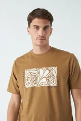 Remera de hombre color gris oscuro, manga corta y escote redondo, con un estampado rectangular frontal de motivos vegetales en tonos azules.