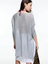 Cárdigan largo de tejido liviano color gris, con textura irregular y tajos laterales.