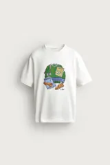 Camiseta regular fit blanca de manga corta y cuello redondo, con un estampado gráfico en el frente que ilustra ropa y accesorios.