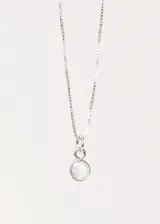 Collar de plata 925 con dije redondo de piedra luna. Cadena fina de eslabones cuadrados.