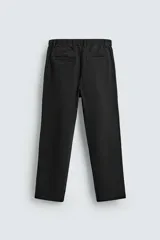 Pantalón de corte recto confeccionado en tejido de sarga con estructura diagonal. Presenta cintura elástica, bolsillos delanteros, bolsillos traseros de vivo y cierre frontal con cremallera y botón.