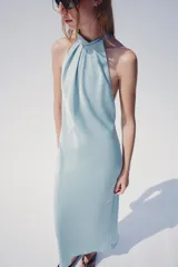 Vestido midi de satén color celeste, con cuello halter y espalda descubierta con lazada.