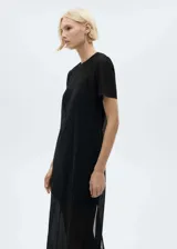 Vestido midi de tejido plisado con acabado de lúrex, diseño recto y cuello redondo. Cuenta con mangas cortas y cierre de botón en la parte posterior del cuello. Incluye forro interior para mayor comodidad.