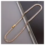 Gargantilla dorada de acero quirúrgico con circonitas engarzadas.