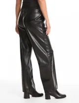 Pantalón de eco cuero negro con pretina elastizada, bolsillos laterales y pierna recta con costura frontal decorativa.