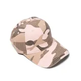 Gorra tipo baseball con estampado camuflado en tonos rosados y marrones.