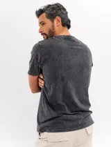 Remera de manga corta color azul con efecto estoneado y cuello redondo.