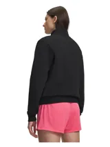 Buzo deportivo Under Armour modelo Rival Fleece Half Zip, color negro, con media cremallera frontal, cuello alto, bolsillo tipo canguro delantero y puños y bajo acanalados. Incorpora el logo de la marca bordado en el pecho.