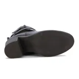 Botas de cuero sintético negro con caña baja, taco medio y hebillas decorativas.