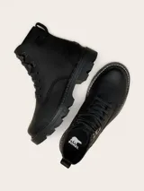 Bota de caña media Sorel modelo Revel IV, confeccionada en cuero impermeable con costuras selladas. Presenta cierre mediante cordones, herrajes metálicos, plantilla de EVA extraíble y suela de caucho moldeado con diseño dentado para mayor tracción.