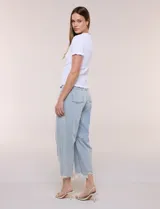 Blusa de calce al cuerpo con textura elastizada fruncida y diseño de rombos, cuello redondo de terminación ondulada, mangas cortas y ruedo con acabado ondulado.