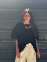 Remera gris de manga corta, corte oversize y cuello redondo.