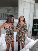 Minifalda plateada con estampado de rayas negras simulando animal print de cebra.