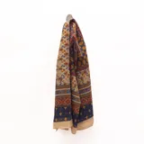 Pashmina rectangular con diseño estampado estilo paisley en tonos azul, beige, rojo y mostaza.