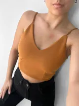 Crop top rojo con breteles finos y escote en V.