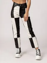 Pantalón de ecocuero con diseño de bloques en blanco y negro.