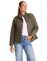 Campera de abrigo liviano con diseño capitoneado a rombos, cuello alto tipo mao y cierre frontal con solapa de botones a presión dorados. Presenta bolsillos frontales de parche con solapa y trabas de ajuste en la cintura.