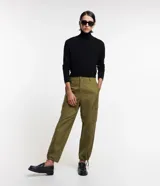 Pantalón cargo de algodón color verde oliva, corte sastrero, con bolsillos laterales tipo cargo, trabillas en la cintura, cierre tradicional y lazo ajustable en los bajos.