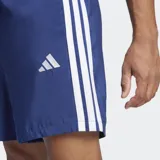 Shorts deportivos Adidas de color azul con las clásicas tres tiras blancas a los laterales y logo de la marca estampado en una pierna. Cuenta con cintura elástica con cordón ajustable.