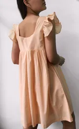 Vestido corto color melón, con escote cuadrado, mangas cortas con volados y corte evasé.