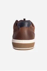 Championes casuales de hombre color marrón, con cordones marrones, suela de goma blanca y detalles en azul marino en el talón.