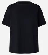 Remera básica de algodón color marrón, de corte recto, cuello redondo y manga corta.
