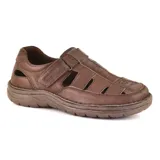 Sandalias de cuero marrón con aberturas laterales y ajuste con velcro.