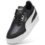 Championes urbanos Puma modelo Shuffle Downtown, color negro con franja lateral blanca y suela de plataforma blanca. Presenta detalles en dorado en el logo lateral y lengüeta.