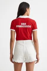Short de mezclilla color blanco, de tiro alto con detalles de flecos en el ruedo.