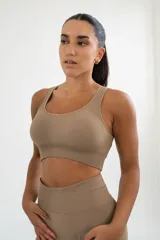 Top deportivo azul con espalda descubierta y textura acanalada.