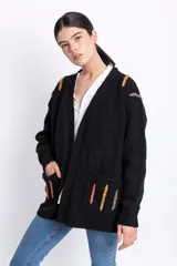 Cardigan negro de lana tejido con bordados ondulados en la espalda.