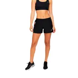 Short deportivo Asics de mujer, color negro con logo blanco y detalles de líneas diagonales en color salmón en el lateral. Confeccionado en tejido ligero de secado rápido y malla interior transpirable. Incluye bolsillo interior oculto.