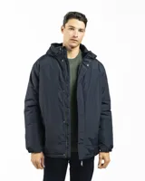 Campera de invierno color negro, con capucha acolchada ajustable, cierre frontal protegido por solapa con botones a presión, bolsillos laterales y puños regulables con velcro.