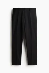 Pantalón de vestir de corte ajustado, con cierre de cremallera, botón y corchete ocultos. Presenta raya marcada en las piernas, bolsillos laterales y bolsillos traseros ribeteados.