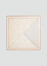 Fular cuadrado de lana con estampado geométrico en tonos beige, marrón y negro, con bordes definidos.