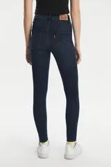 Jean de corte skinny y tiro alto, en color azul oscuro con acabado uniforme. Presenta cierre frontal con botón y cremallera, y diseño clásico de cinco bolsillos.