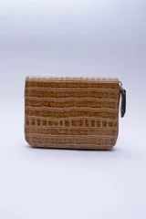 Billetera marrón tipo sobre con cierre de cremallera, confeccionada en cuero con textura tipo cocodrilo y forro textil rojo. Cuenta con múltiples ranuras para tarjetas, documentos y billetes.