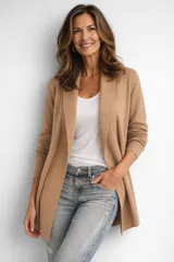 Saco de viscosa holgado con cuello solapa, color beige, con mangas largas y diseño abierto.