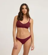 Soutien color marrón con copa desmontable, escote en V, tirantes ajustables y cierre en la espalda.