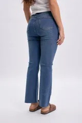 Pantalón jean cropped flare de color azul medio, corte recto ligeramente acampanado en la parte inferior y tiro medio.