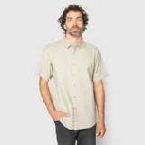 Camisa de manga corta con cuello clásico y cierre frontal de botones, confeccionada en una mezcla de lino.