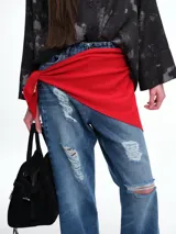 Pañuelo triangular con lazo, confeccionado en una mezcla de lana y cashmere. Diseño versátil que puede utilizarse como accesorio de cuello o atado a la cintura.