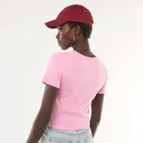 Remera de algodón color rosa con estampado frontal en color rojo que incluye la palabra Brasil, un diseño floral y texto decorativo.