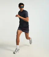 Bermuda deportiva Get Over modelo running de color gris, confeccionada en poliéster con cintura elástica, cordón interno ajustable y bolsillo trasero con cierre.