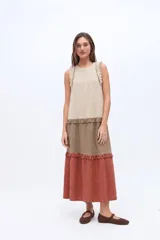 Vestido midi sin mangas confeccionado en mezcla de lino y algodón, con diseño escalonado en bloques de color beige, marrón y terracota, adornado con delicados volados en los hombros y en las costuras horizontales.
